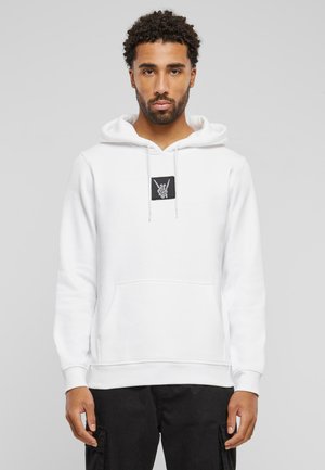 Weißer Kapuzenpullover aus weichem Stoff mit einer frontalen Kängurutasche, ausgestattet mit einem schwarzen rechteckigen Patch, der eine Handgesten-Grafik zeigt.