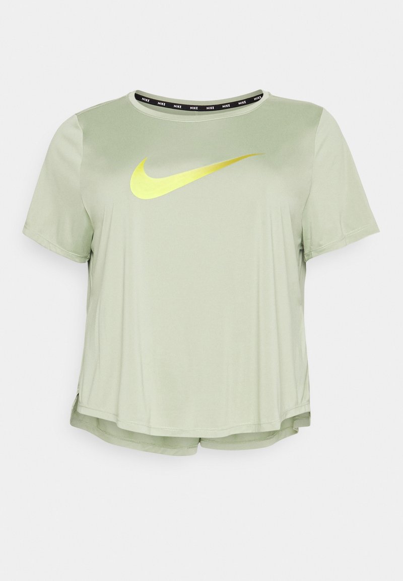 Ljusgrön Nike T-shirt med korta ärmar, rundad halsringning och en tydlig gul logotyp. Har en svart märkeskrage och sidokilar.