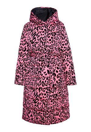 Gevoerde roze luipaardprintjas met een capuchon, ceintuur in de taille, lange mouwen en een gewatteerde textuur. Heeft zwarte accenten en knoopsluiting.