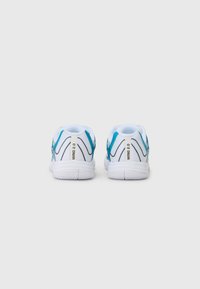 Scarpe da ginnastica bianche con accenti blu e dettagli neri. Superiori in mesh leggero con colletto imbottito e suola in gomma testurizzata.