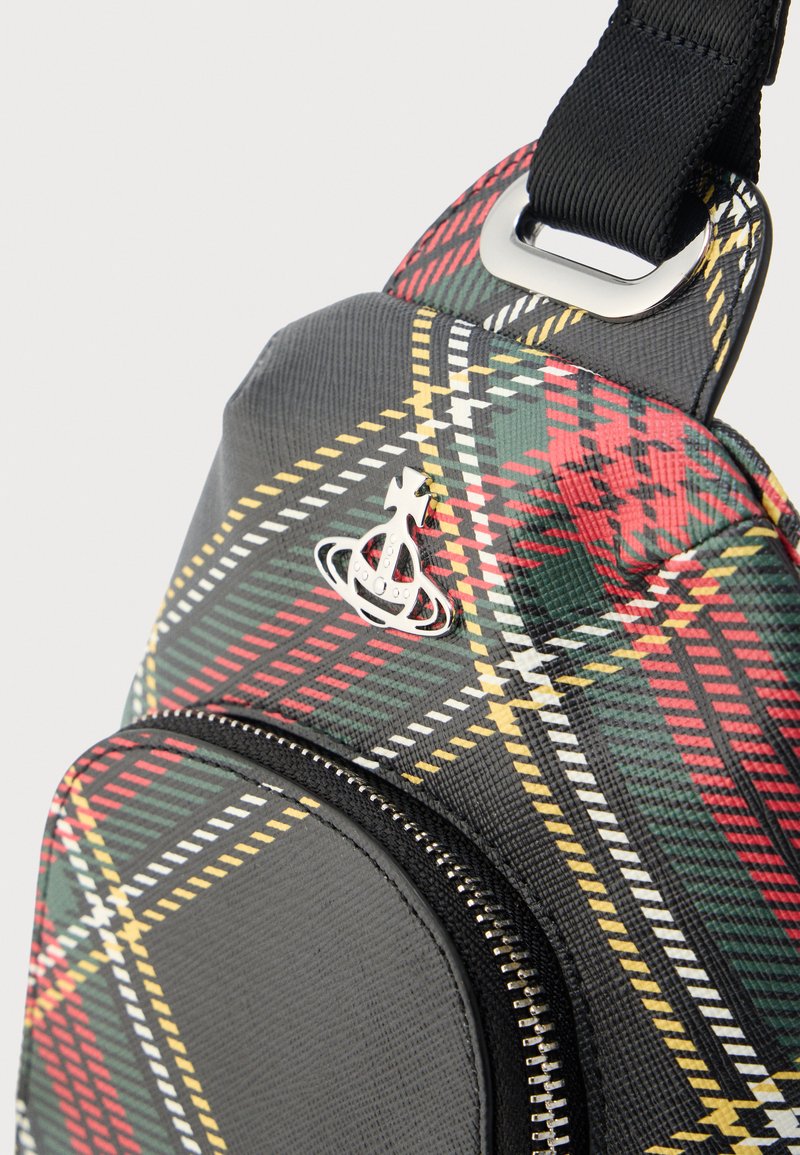 Sort og rød skuldertaske med tartanmønster, sølvlogo, lynlåset sort detalje og tekstureret stof. Justerbar sort rem.