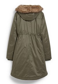 Parka w kolorze oliwkowej zieleni o długości do połowy uda, z kapturem obszytym sztucznym futrem, elastyczną talią i bocznymi kieszeniami. Gładka tekstura, smukły fason.