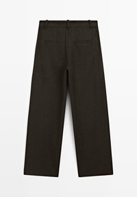 Pantalons larges gris foncé avec une texture lisse, devant plat et deux poches arrière, présentant un design ajusté et des passants de ceinture.