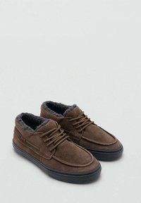 Zapatos de ante marrón con un suave forro de piel gris, punta redonda y suela de goma negra. Cuenta con un diseño de cordones y detalles de acento laterales.