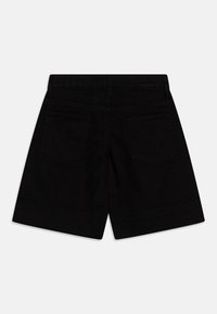 Črne jeans kratke hlače z ravnim krojem, opremljene z dvema zadnjima žepoma in šivanim detajlom ob robu. Nudijo minimalističen in vsestranski videz.