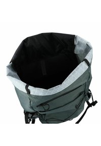 Groene rugzak met een grijze binnenkant en een mesh zak. Voorzien van een treksluiting en verstelbare schouderbanden. Textuur van het buitenmateriaal en gladde voering.