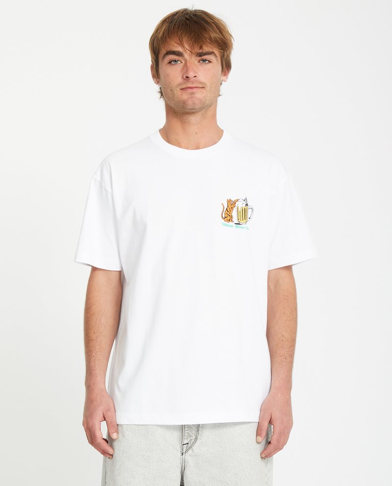 T-shirt en coton blanc à manches courtes, avec un design imprimé d'un chat et d'une tasse sur la zone du côté gauche de la poitrine. Coupe décontractée.