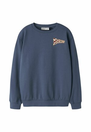 Niebieska bluza z okrągłym dekoltem, zakończona prążkowanymi ściągaczami na rękawach i dole, z małą grafiką szachownicy na lewej piersi.