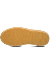 Rubberen schoenzool, gestructureerd oppervlak met een golvend patroon, ronde neus, gele kleur, met een subtiele logo dicht bij de hak.