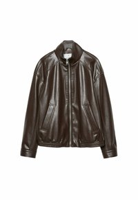 Chaqueta bomber de cuero marrón con cuello alto, cierre de cremallera y dos bolsillos delanteros. Cuenta con dobladillo y puños acanalados para añadir textura.