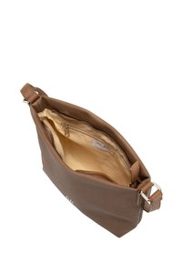 Brun stof skuldertaske med tan læderstrop, åben top lynlås og beige indvendig foring med indvendig lynlomme.