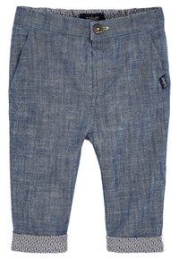 Denimbyxor i en ljusblå färg med en texturerad yta, uppvikta benslut med ett geometriskt mönster, samt en frontknäppning.