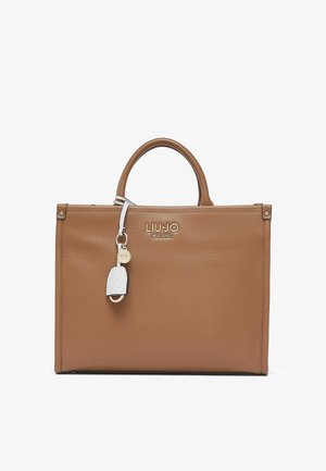 Braune Ledertasche mit abgerundeten Griffen, goldenem "LIU•JO MILANO"-Logo und weißem Leder-Schlüsselanhänger mit goldenem Anhänger, der am Griff hängt.