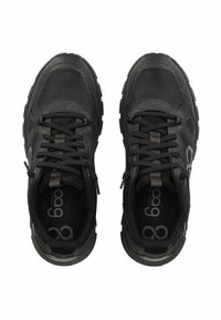 Pár černých sportovních bot s síťovanými panely, šněrováním a polstrovanou podrážkou, zobrazených z vrchu na bílém pozadí.