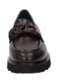 Braune Lederloafers mit einer geknoteten Akzentuierung an der Vorderseite, runder Zehenform und einer dicken, schwarzen Gummisohle. Glatte Textur.