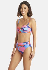 Kolorowy dwuczęściowy bikini z twistowanym topem bandeau i wysokim stanem, zdobiony abstrakcyjnymi wzorami w odcieniach różu, niebieskiego i pomarańczowego.