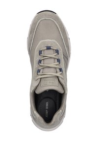 Herren-Sneaker mit einem Obermaterial aus grauem Wildleder und Mesh, mit Schnürdesign, strukturiertem Finish und gepolstertem Innensohle; verfügt über ein Markenetikett auf der Zunge.