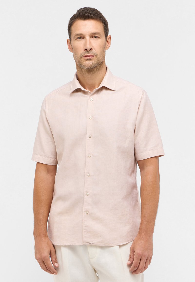 Lichtroze shirt met korte mouwen en een knoopsluitkraag, gemaakt van linnen. Heeft een rechte zoom en subtiele textuur. De knopen zijn crèmekleurig.