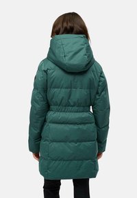 Manteau vert long et rembourré avec capuche, taille cintrée et design en matelassage horizontal. Le matériau est lisse avec une finition mate.