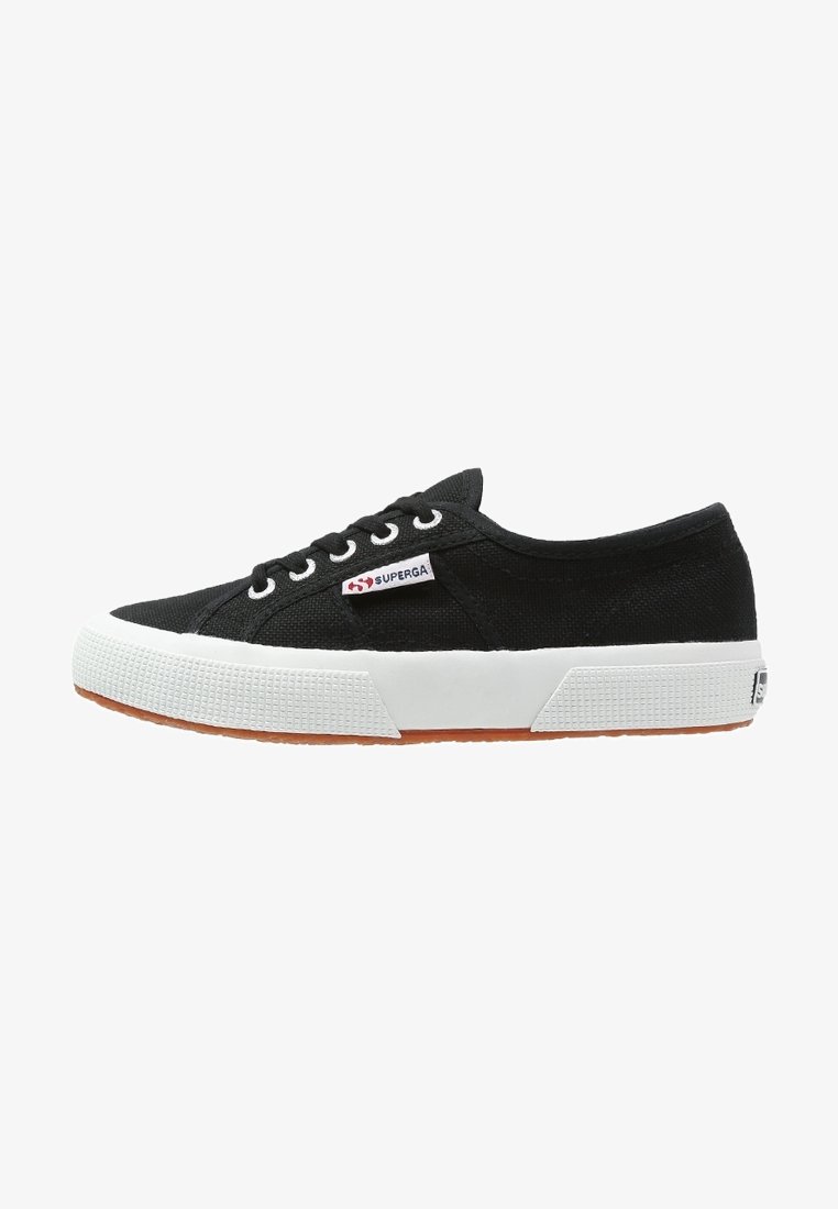 Sneaker nera basse in tela con suola in gomma bianca, lacci bianchi e logo Superga sul lato e sul tallone.