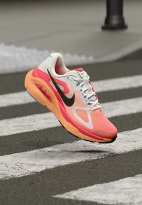 Ausgewählt, hot lava/black/white/orange pulse/hydrogen blue