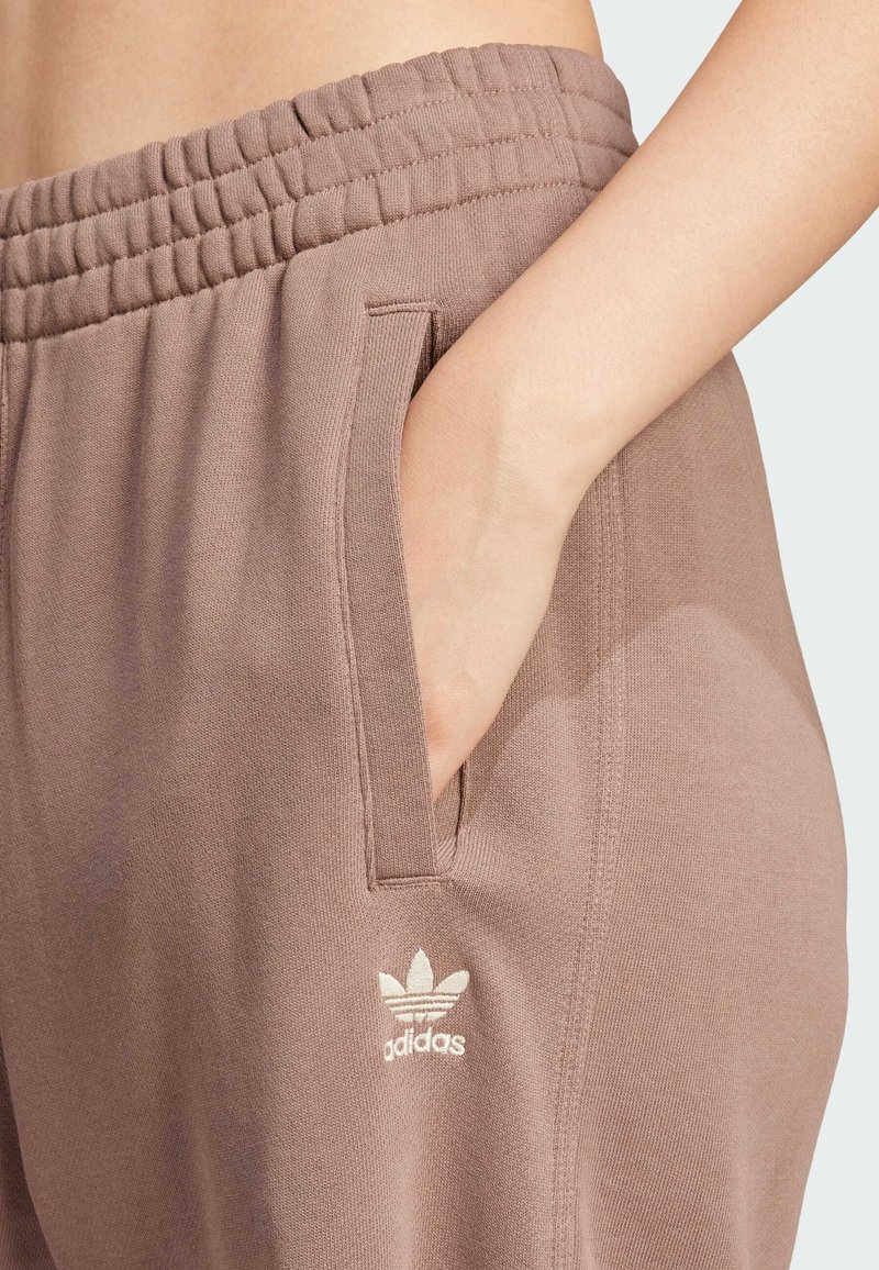 adidas Originals ESS JOGGER - Teplákové kalhoty - trace brown