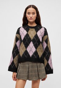 Πλεκτό πουλόβερ με μοτίβο αργκόλ σε μαύρο, ροζ και ελιά, με στρογγυλή λαιμόκοψη και μακριά μανίκια· με υφή φινιρίσματος.