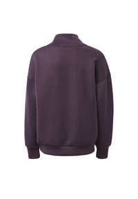 Sudadera morada con cuello alto, hombros caídos y un corte relajado. Tejido suave y texturizado con puños y dobladillo acanalados.
