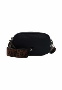 Borsa a tracolla rettangolare nera con logo SF argentato e cinturino staccabile largo in stampa leopardata marrone su sfondo bianco.