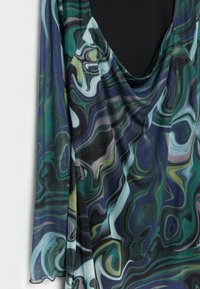 Flerfärgad draperad tygtop med ett marmorliknande mönster i gröna, svarta och lila toner med en slät, genomskinlig textur.