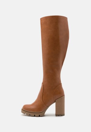 Magassarkú csizmák - cognac