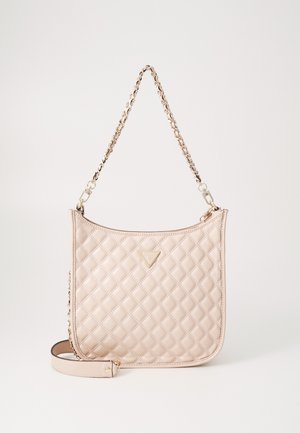 Sac à main en simili cuir rose matelassé avec une plaque en or. Chaîne et bandoulière détachable, texture lisse et forme structurée.