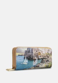 Portafoglio con zip, caratterizzato da una vivace stampa fotografica di un paesaggio costiero con un castello e barche a vela, in tonalità di blu, beige e oro.