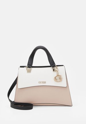 Tofarvet beige og hvid Guess håndtaske med sorte håndtag, aftagelig sort skulderrem og gyldent "G" charm på forklappen.