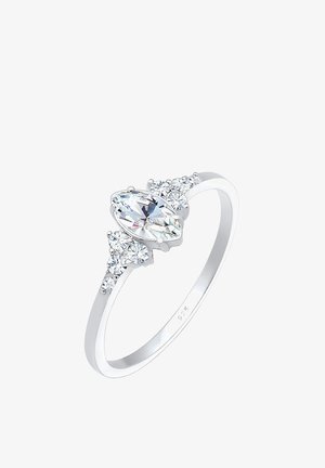 Bague en argent avec une pierre précieuse claire centrale taillée en marquise et de petites pierres claires rondes de chaque côté sur une bande polie.