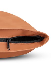Pliculeț de tip plic, de culoare bej, realizat dintr-un material neted, cu un fermoar negru și căptușeală interioară. Designul este minimalist și practic.