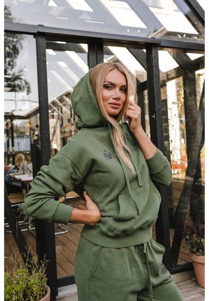 Olivengroen hoodie van zachte stof, met een voorzak en capuchon met trekkoord, gecombineerd met bijpassende joggers in een ontspannen pasvorm.