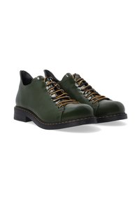 Groene leren schoenen met een glanzende afwerking, voorzien van oranje veters, een ronde neus en zwarte zolen met contrasterende stikdetails.