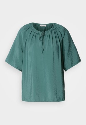 Blouse teal à manches courtes avec un col rond, cordon de serrage ajustable et texture légèrement froissée. Tissu léger avec une coupe décontractée.