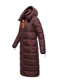 Langer, bordeauxfarbener Puffer-Mantel mit Kapuze, ausgestattet mit Reißverschlusstaschen, orangefarbenen Akzenten und einem Reißverschluss vorne. Strukturiertes, gestepptes Design. Verstellbare Bündchen.