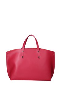 Rode leren tote bag met twee bijpassende handvatten en zwarte metalen accenten. Gladde textuur, gestructureerde vorm, ontwerp met open bovenkant.