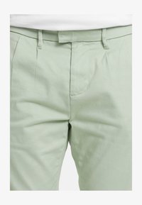 Unselected, sea foam