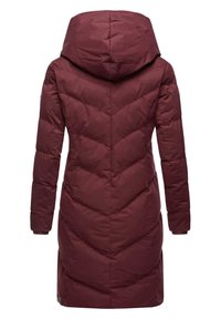Burgundska puffer jakna s kapuljačom, uchevron kvadratnom dizajnu i dugim rukavima. Glatka tekstura s bočnim džepovima i dužim krojem.