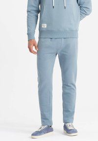 Ombre KANGAROO SET - Trainingspak - light blue