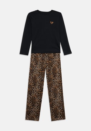 Sort langærmet top med lille leopardprint-hjerte på brystet, kombineret med løse bukser med leopardprint.