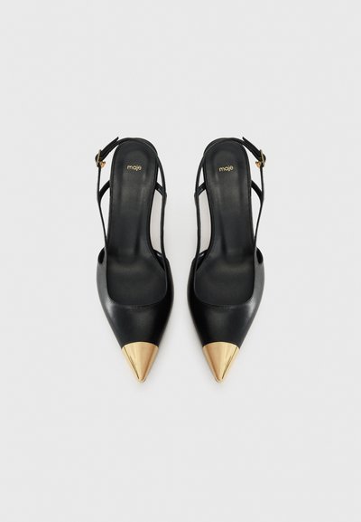 Svarta läderslingbackklackar med spetsig tå och ett guldmetalliskt hölje. Justerbar rem, slät yta, minimalistisk design.