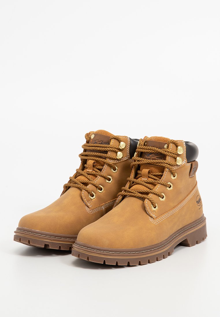 Botas de tobillo de cuero marrón con herrajes dorados, superficie texturizada, cuello acolchado y suela de goma resistente con surcos poco profundos.