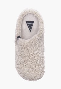 Beżowy, puszysty kapcie wykonane z teksturowanego materiału o okrągłym kształcie. Posiada trójkątne czarne logo na górnej stronie.