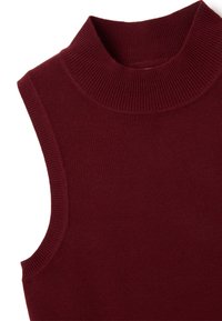 Top senza maniche color bordeaux con collo alto in tessuto a maglia liscia. Presenta un colletto e delle aperture per le braccia a coste, che offrono una silhouette aderente.