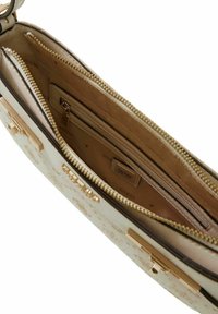 Un sac à main crème avec des ferrures dorées, comprenant plusieurs compartiments et fermetures éclair, une doublure intérieure lisse, et un logo en relief.